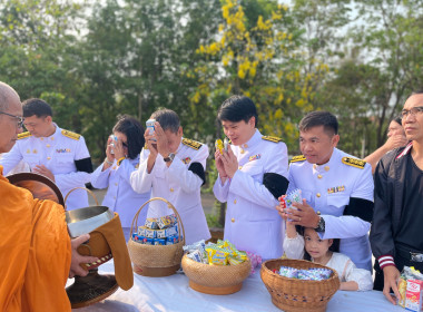 ร่วมพิธีเจริญพระพุทธมนต์ พิธีทำบุญตักบาตรถวายพระกุศล ... พารามิเตอร์รูปภาพ 3