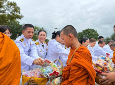 ร่วมพิธีสวดพระพุทธมนต์และพิธีทำบุญตักบาตรเนื่องในวันคล้ายวันพระราชสมภพสมเด็จพระนางเจ้าสิริกิติ์ ... พารามิเตอร์รูปภาพ 3