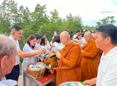 เข้าร่วมพิธีทำบุญตักบาตร เพื่อน้อมรำลึกในพระมหากรุณาธิคุณ ... พารามิเตอร์รูปภาพ 5