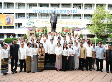 พิธีสักการะสิ่งศักดิ์สิทธิ์ประจำกรมส่งเสริมสหกรณ์และทำบุญถวายภัตตาหารแด่พระภิกษุสงฆ์ เนื่องในวันคล้ายวันสถาปนากรมส่งเสริมสหกรณ์ ครบรอบ 54 ปี ... พารามิเตอร์รูปภาพ 8