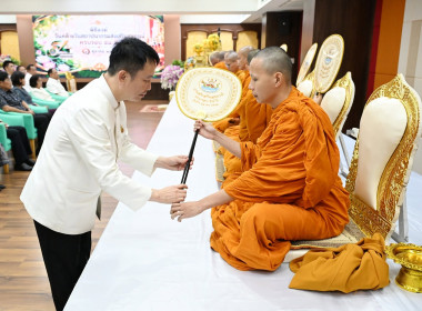 พิธีสักการะสิ่งศักดิ์สิทธิ์ประจำกรมส่งเสริมสหกรณ์และทำบุญถวายภัตตาหารแด่พระภิกษุสงฆ์ เนื่องในวันคล้ายวันสถาปนากรมส่งเสริมสหกรณ์ ครบรอบ 54 ปี ... พารามิเตอร์รูปภาพ 2
