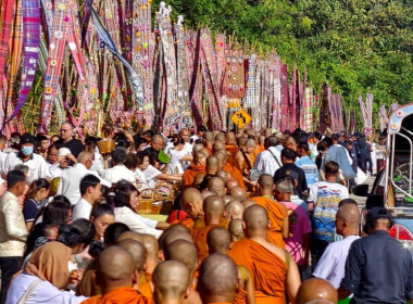 พิธีทำบุญตักบาตรเทโวโรหณะและสักการะพระพุทธชยันตี ... พารามิเตอร์รูปภาพ 4