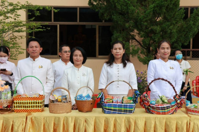 ร่วมทำบุญตักบาตร เจริญพระพุทธมนต์ และฟังธรรมเทศนา ... พารามิเตอร์รูปภาพ 1