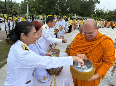 พิธีทำบุญตักบาตรถวายพระราชกุศล และพิธีวางพวงมาลา ... พารามิเตอร์รูปภาพ 5