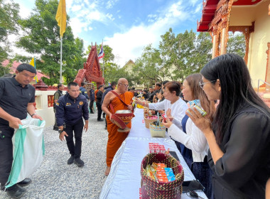 พิธีสวดพระพุทธมนต์และทำบุญตักบาตร เพื่ออุทิศถวายพระราชกุศล ... พารามิเตอร์รูปภาพ 7