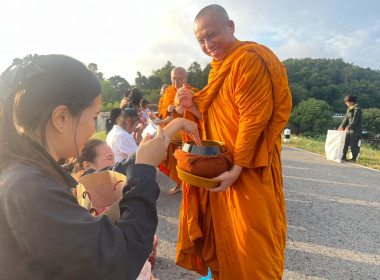 พิธีทำบุญตักบาตรเพื่อความเป็นศิริมงคลและถวายเป็นพุทธบูชาแก่คณะสงฆ์ในพื้นที่ ... พารามิเตอร์รูปภาพ 6