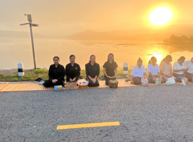 พิธีทำบุญตักบาตรเพื่อความเป็นศิริมงคลและถวายเป็นพุทธบูชาแก่คณะสงฆ์ในพื้นที่ ... พารามิเตอร์รูปภาพ 3