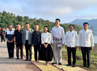 พิธีทำบุญตักบาตรเพื่อความเป็นศิริมงคลและถวายเป็นพุทธบูชาแก่คณะสงฆ์ในพื้นที่ ... พารามิเตอร์รูปภาพ 1