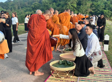 พิธีทำบุญตักบาตรเพื่อความเป็นศิริมงคลและถวายเป็นพุทธบูชาแก่คณะสงฆ์ในพื้นที่ ... พารามิเตอร์รูปภาพ 8