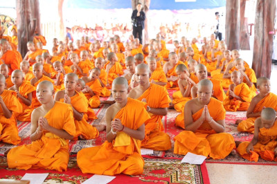 เข้าร่วมพิธีบรรพชาอุปสมบทพระภิกษุสามเณรและบวชศีลจาริณีภาคฤดูร้อนเฉลิมพระเกียรติสมเด็จพระกนิษฐาธิราชเจ้า กรมสมเด็จพระเทพรัตนราชสุดาฯ สยามบรมราชกุมารี ... พารามิเตอร์รูปภาพ 1