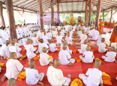 เข้าร่วมพิธีบรรพชาอุปสมบทพระภิกษุสามเณรและบวชศีลจาริณีภาคฤดูร้อนเฉลิมพระเกียรติสมเด็จพระกนิษฐาธิราชเจ้า กรมสมเด็จพระเทพรัตนราชสุดาฯ สยามบรมราชกุมารี ... พารามิเตอร์รูปภาพ 4